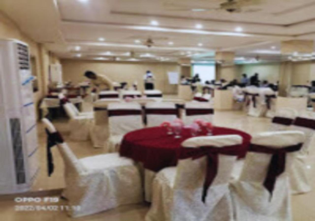 Hotel Day In Emporium Lahore Buitenkant foto