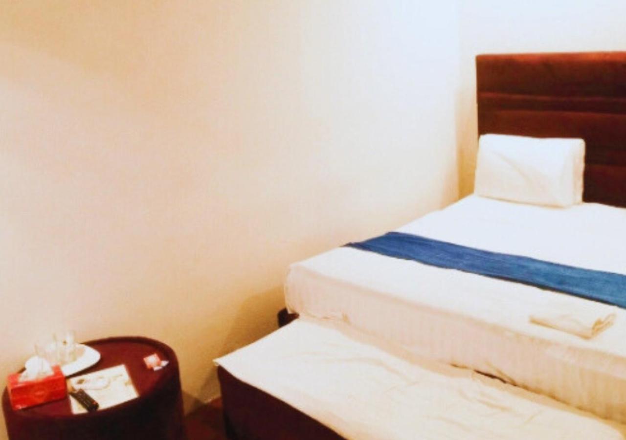 Hotel Day In Emporium Lahore Buitenkant foto