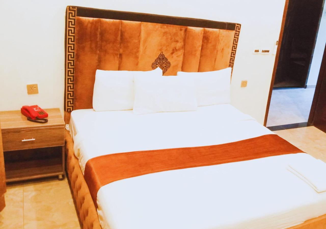 Hotel Day In Emporium Lahore Buitenkant foto