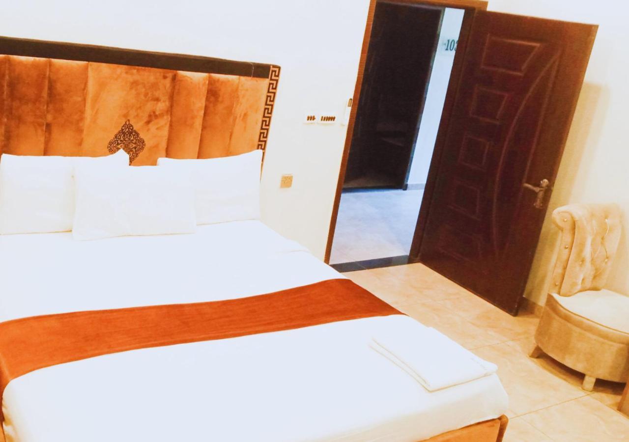 Hotel Day In Emporium Lahore Buitenkant foto