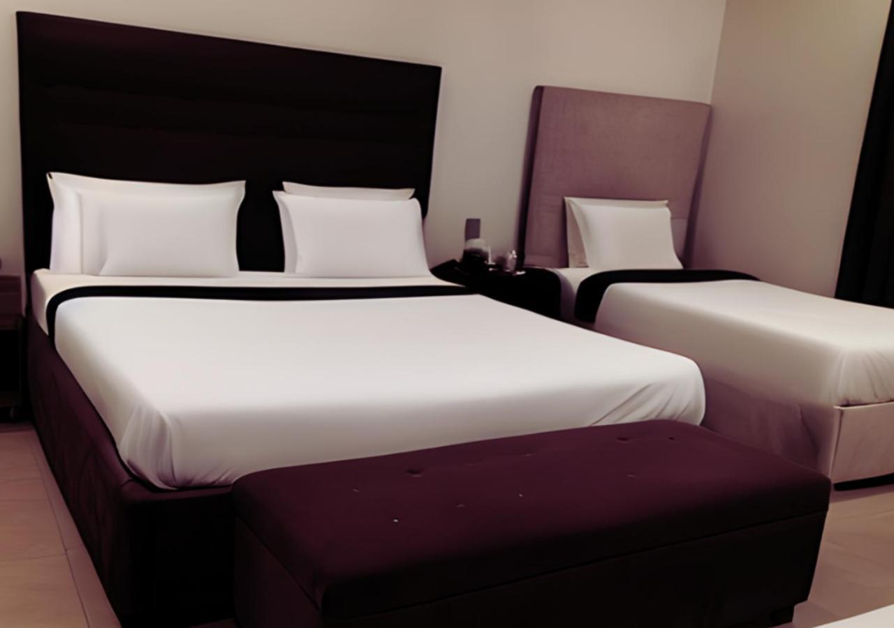 Hotel Day In Emporium Lahore Buitenkant foto